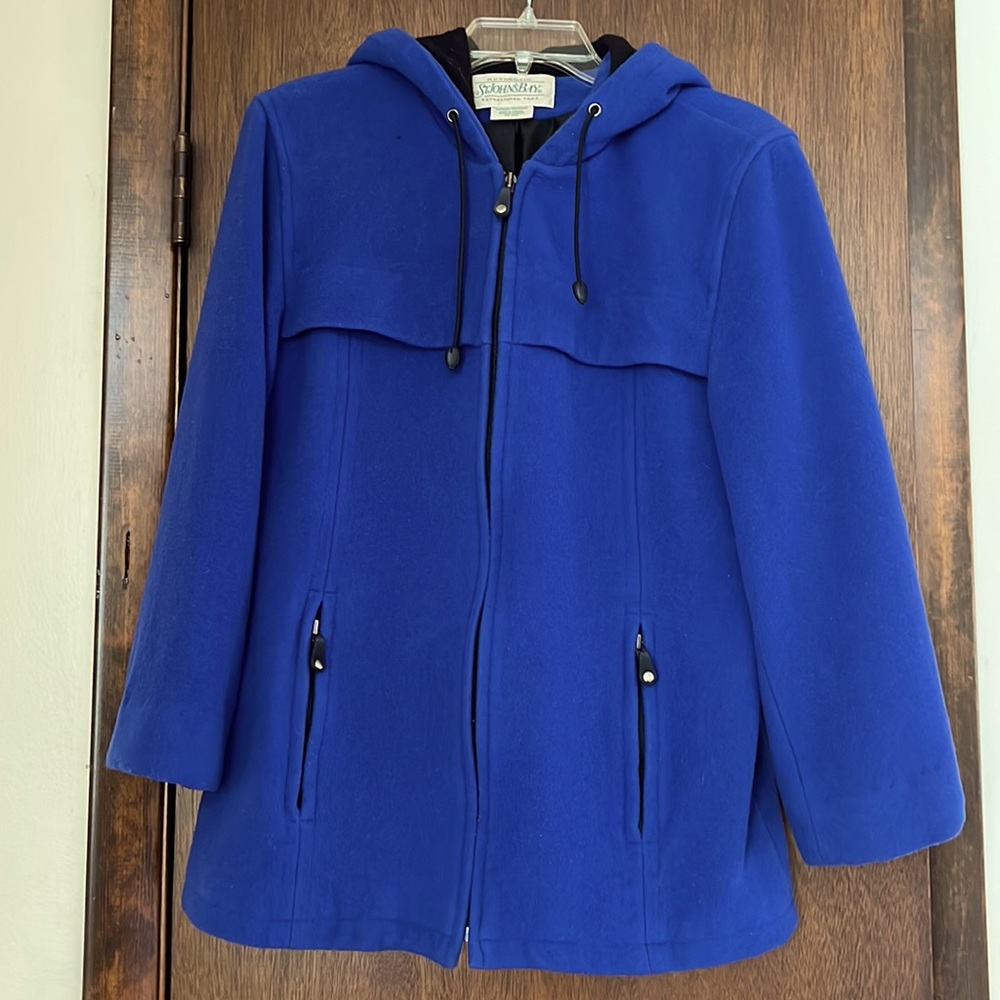 Women’s medium St. John’s bay blue jacket. Good condition w/ nice inside lining